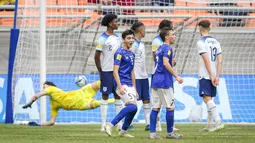 Selebrasi pemain Timnas Uzbekistan U-17, Lazizbek Mirzaev (dua kanan), setelah mencetak gol ke gawang Timnas Inggris U-17 dalam pertandingan babak 16 besar Piala Dunia U-17 2023 yang berlangsung di Jakarta International Stadium, Jakarta, Rabu (22/11/2023). (Bola.com/Bagaskara Lazuardi)