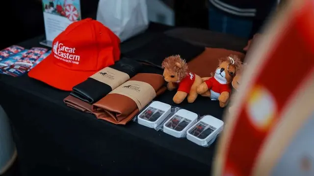 Berbagai hadiah di booth Great Eastern Life Indonesia pada titik start Run To Care 2024 pada 9 Agustus 2024 di Museum Pos Indonesia, Bandung. (Dok Great Eastern)