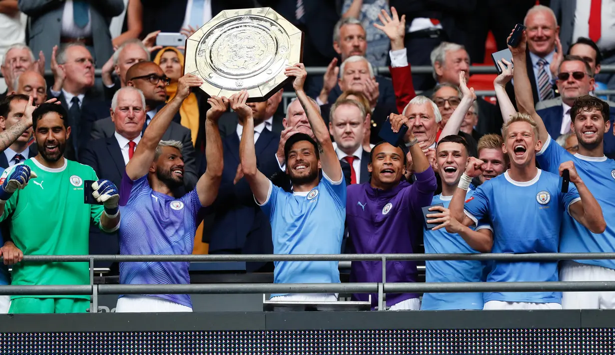 Para pemain Manchester City merayakan gelar juara Community Shield setelah mengalahkan Liverpool di Stadion Wembley, London, Minggu (4/8). City menang 1-1 (5-4) atas Liverpool. (AFP/Adrian Dennis)