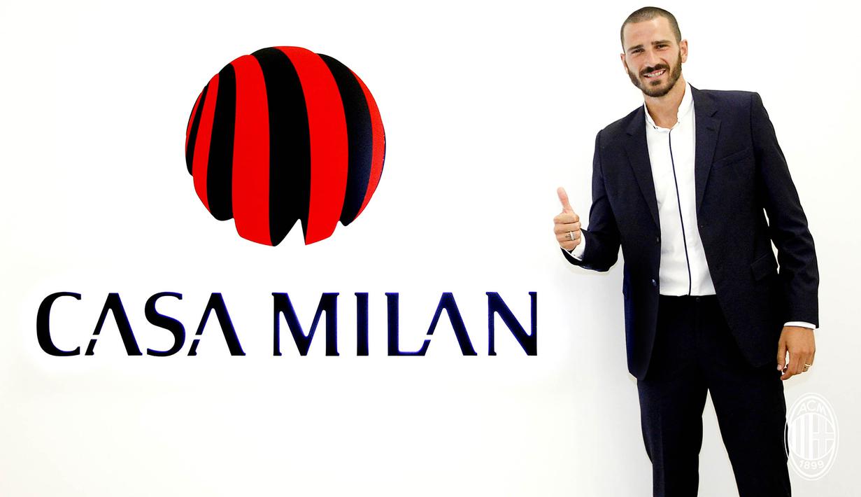 Bek asal Italia, Leonardo Bonucci, saat berada di Casa Milan, Milan, Jumat (14/7/2017). AC Milan resmi mendatangkan mantan bek Juventus itu dengan harga 36,7 juta poundsterling. (AC Milan)