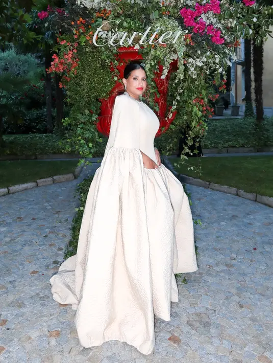 Sejumlah tamu diundang untuk bersantap di Villa Lario, tempat yang menakjubkan dengan pemandangan Danau Como yang indah. Salah satunya Deena Aljuhani Abdulaziz