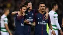 Edinson Cavani (tengah) merayakan gol bersama Neymar (kiri) dan Layvin Kurzawa saat melawan Celtic  pada laga grup B Liga Champions di Parc des Princes stadium, Paris, (22/11/2017). PSG menang telak 7-0. (AFP/Franck Fife)