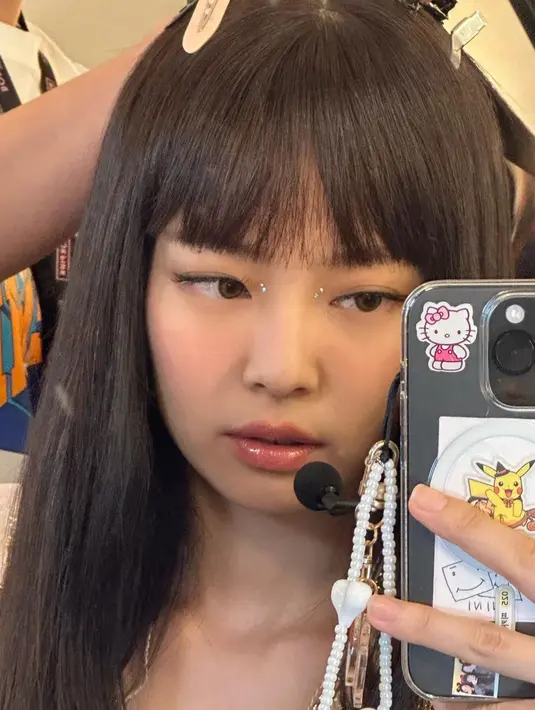 Jennie melakukan mirror selfie dengan gaya rambut barunya saat manggung di Houston, Texas. Jika diperhatikan, poni menutup jidat ini menjadi ciri khas personel Blackpink yang lain, yaitu Lalisa Manoban. (Instagram/@jennierubyjane)