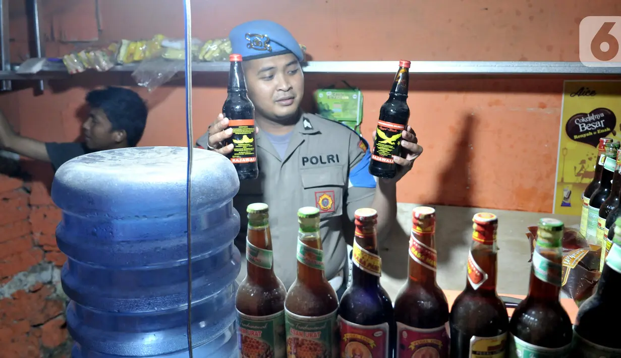 Tim Eagle One Sat Reskrim Polres Jakarta Selatan merazia toko jamu yang menjual minuman keras saat Operasi Premanisme Skala Besar Gabungan di kawasan Manggarai, Jakarta, Rabu (6/11/2019). Operasi tersebut digelar untuk menjaga keamanan dan ketertiban. (merdeka.com/Iqbal Nugroho)