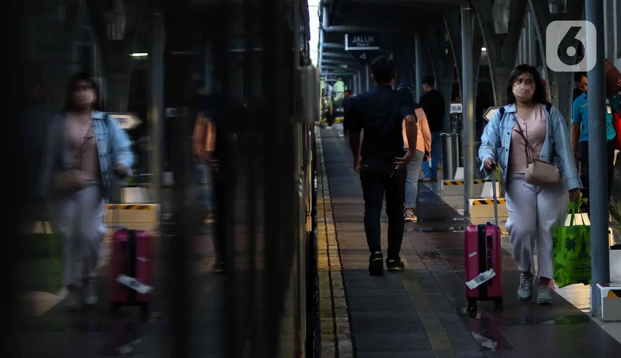 "Total kami sudah tiga hari berturut-turut, total ada 9 gerbong kereta api, ditambah 178 bus karena angka keramat 17-8, 17-8 bus dengan total pemudik gratis yang kami berangkatkan sekitar 9.000 orang," kata Hasto. (Liputan6.com/Herman Zakharia)