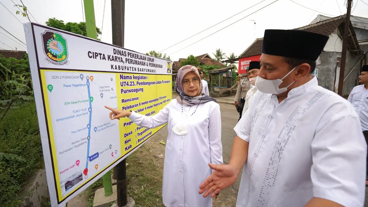 Bupati Banyuwangi Ipuk Fiestiandani meninjau pengerjaan infrastuktur di kawasan Tegaldelimo (Istimewa)