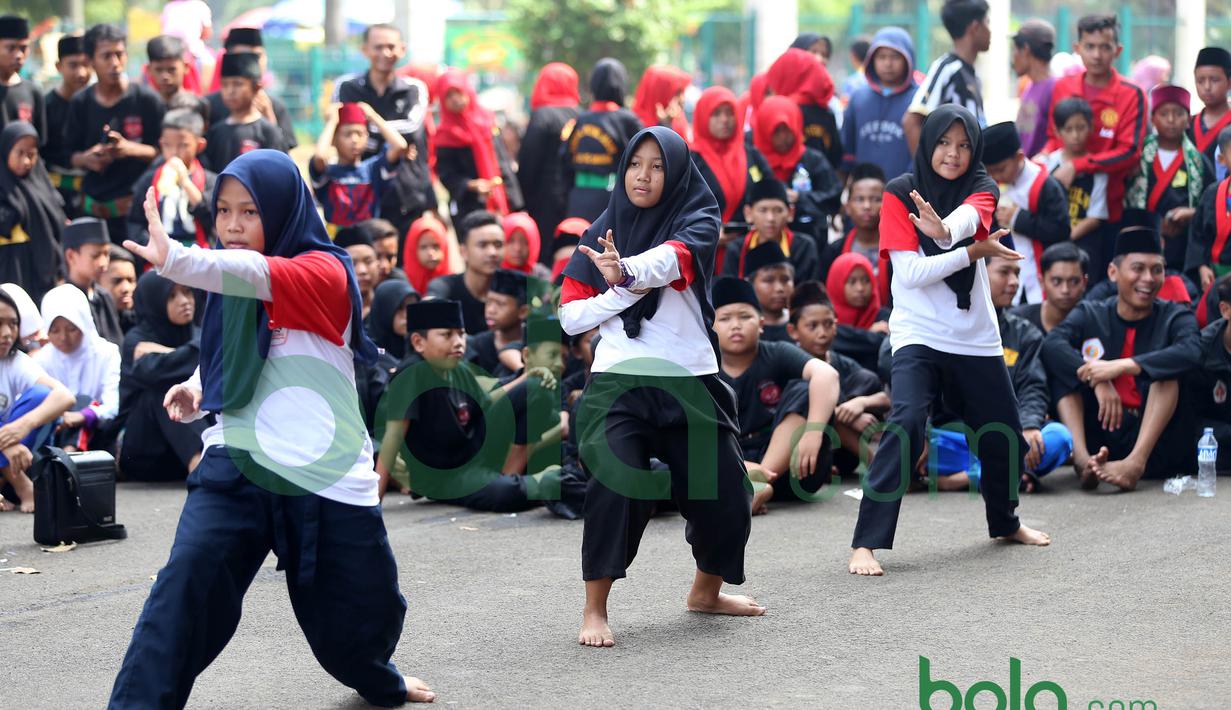 Perempuan Betawi  memperagakan gerakan Silat Betawi di Kawasan Senayan, Jakarta, Minggu (8/11/2015). Kegiatan ini merupakan  bagian dari Silahturahmi Main Pukul Betawi. (Bola.com/Nicklas Hanoatubun)