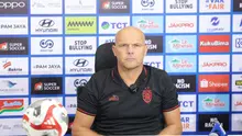 Pelatih Bali United, Johnny Jansen dalam laga pekan kelima BRI Super League 2025/2026 melawan Persija Jakarta di Jakarta International Stadium (JIS), Minggu (14/9/2025). (Bola.com/M. Iqbal Ichsan).