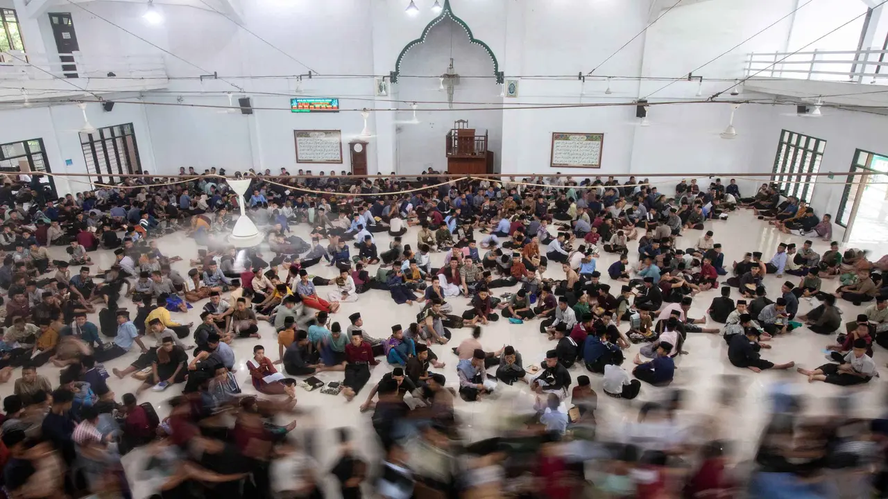 Tradisi Unik, Santri Pesantren Ar-Raudlatul Hasanah Medan Tadarus dengan Formasi Melingkar