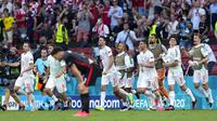 Para pemain Spanyol melakukan selebrasi usai laga melawan Kroasia pada pertandingan babak 16 besar Euro 2020 di Stadion Parken, Kopenhagen, Denmark, Senin (28/6/2021). Spanyol mengalahkan Kroasia 5-3. (AP Photo/Martin Meissner, Pool)