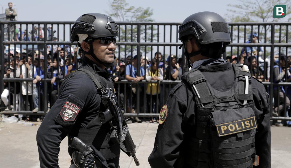 Petugas kepolisian berjaga di gerbang masuk Stadion GBLA, Jawa Barat, Minggu (23/9/2018). Pengamanan jelang laga Persib Bandung kontra Persija Jakarta diperketat. (Bola.com/M Iqbal Ichsan)