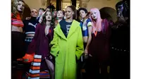 Meluncurkan koleksi Fenty Puma terbaru, Rihanna menghadirkan nuansa sekolah pada peragaan busana di Paris Fashion Week 2017. 
