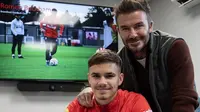 Romeo Beckham, bersama sang ayah David Beckham, ketika bergabung dengan Brentford pada musim 2022/2023 (Ofisial Brentford)