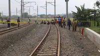 Petugas saat berada di jalur kereta api Bandara Soetta, Tangerang, Banten, Selasa (6/2). Akibat longsor di Underpass Perimeter Selatan mengakibatkan jalur kereta bandra harus di tutup agar tidak terjadi longsor susulan.(Liputan6.com/Angga Yuniar)