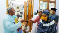 Udung Suherman, humas Masjid Jami Ar-Ridwan, Kampung Ciawitali, tengah memberikan masker secara gratis bagi masyarakat. (Liputan6.com/Jayadi Supriadin)