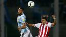 Perebutan bola antara pemain Argentina, Martin Demichelis, dan pemain Paraguay, Angel Romero, dalam laga Kualifikasi Piala Dunia 2018 zona Amerika Selatan, di Stadion Mario Kempes, Cordoba, Rabu (12/10/2016) pagi WIB. (Reuters/Marcos Brindicci)