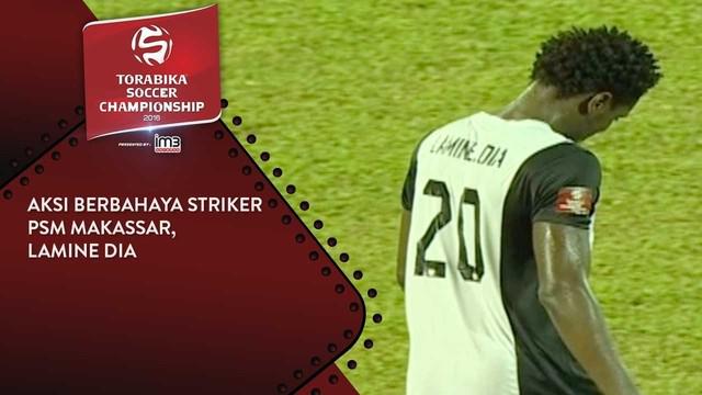 Video aksi berbahaya Striker PSM asal Pantai Gading, Lamine Dia kala ia mengangkat kaki terlalu tinggi dan hampir mengenai kepala lawannya.