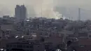 Hingga kini, otoritas Iran belum merinci dampak serangan maupun kemungkinan korban akibat ledakan tersebut. Tampak dalam foto, kepulan asap membubung setelah ledakan yang dilaporkan terjadi di Teheran, Iran, pada 28 Februari 2026. (ATTA KENARE/AFP)