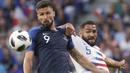 Pemain Prancis, Olivier Giroud (kiri) berebut bola dengan pemain Amerika Serikat, Cameron Carter-Vickers pada laga uji coba di Groupama stadium, Decines, Lyon (9/6/2018). Prancis dan Amerika bermain imbang 1-1. (AP/Laurent Cipriani)