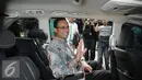 Anies Baswedan menyapa awak media dari dalam mobil seusai kunjungan ke kediaman Hamzah Haz, di Patra Kuningan XV, Jakarta, Rabu (16/11). (Liputan6.com/Helmi Affandi)