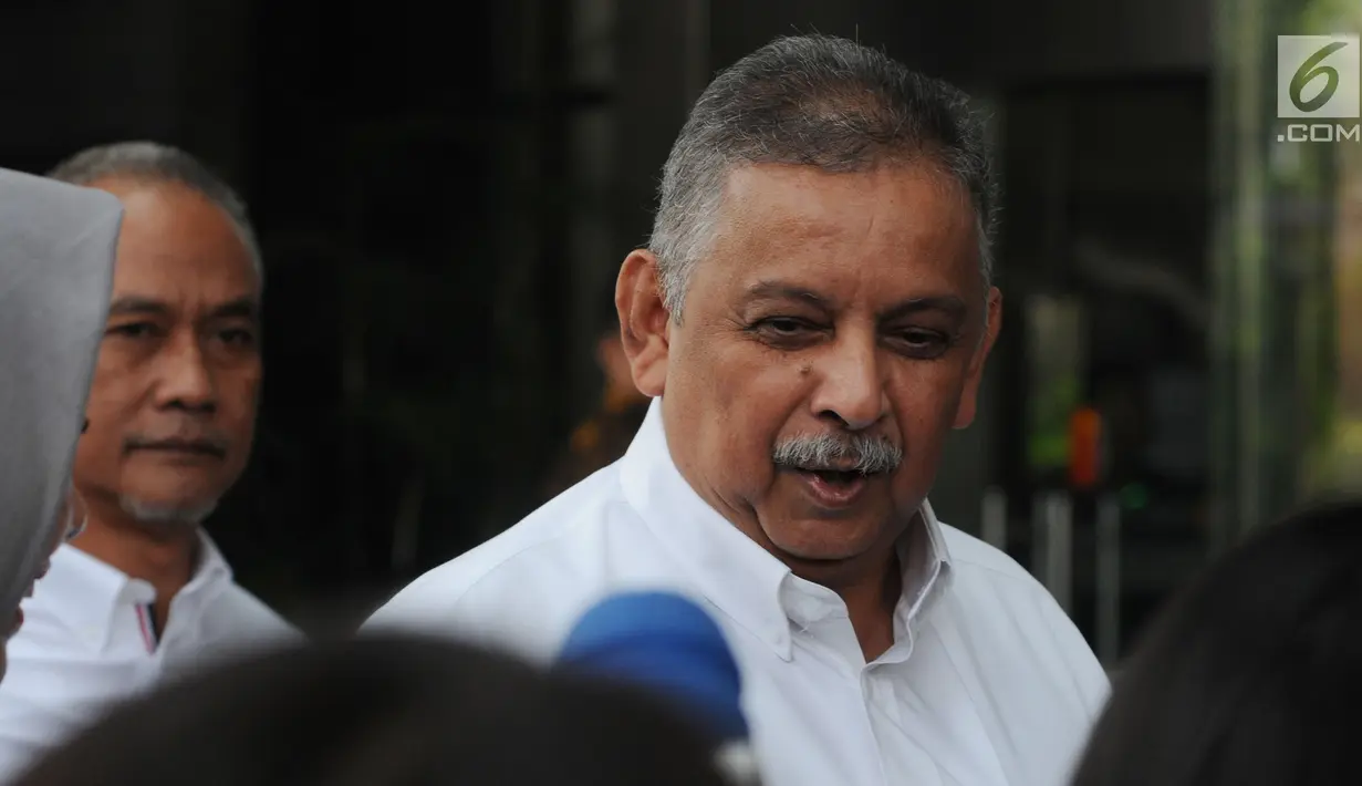 Direktur Utama PT PLN Sofyan Basir (kanan) tiba untuk menjalani pemeriksaan penyidik di gedung KPK, Jakarta, Jumat (28/9). Sofyan Basir diperiksa sebagai saksi terkait menerima suap dalam proyek PLTU Riau-1. (Merdeka.com/Dwi Narwoko)