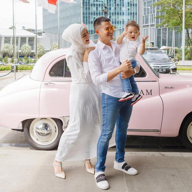 7 Gaya Citra Kirana, Rezky Aditya dan Baby Athar Pakai Baju Couple, Kompak Banget