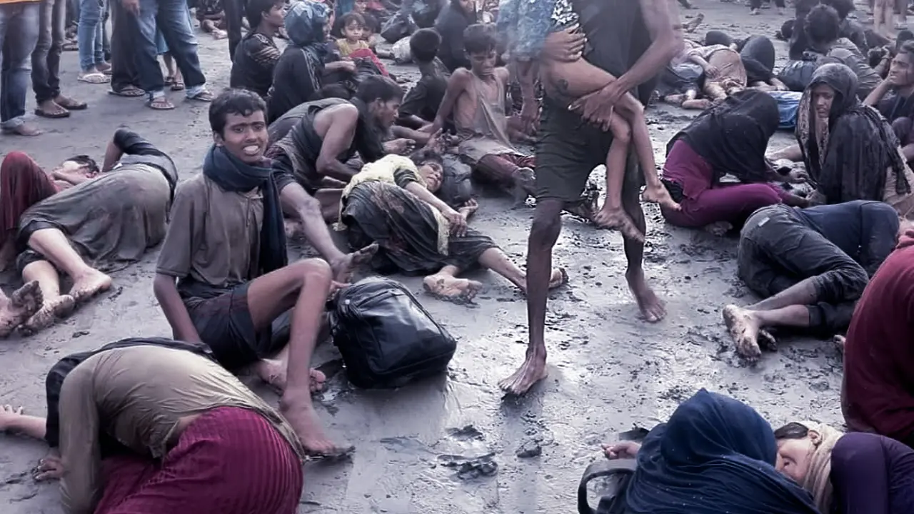 Foto kiriman otoritas setempat, menunjukkan pengungsi Rohingya terdiri dari laki-laki, perempuan dan anak-anak berserakan di tepi pantai. Banyak di antara mereka yang terkulai lemas tak berdaya (Liputan6.com/Polda Aceh)