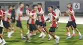 Pemain timnas Indonesia melakukan sesi pemanasan jelang latihan resmi di Stadion Madya, Kompleks Gelora Bung Karno, Jakarta, Senin (9/9/2024). (Liputan6.com/Angga Yuniar)