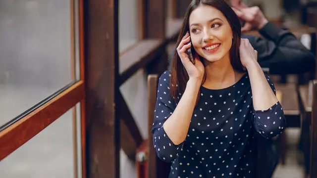 wanita oktober di kafe