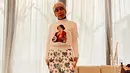 <p>Bahkan, musisi 49 tahun itu mengaku bahwa kini ia bisa pakai baju size XS. [@melly_goeslaw].</p>