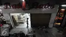Pedangang saat merapihkan toko di Pasar Blok A, Jakarta, Selasa (27/10/2015).Pemprov DKI akan mengintruksikan PLN menon aktifkan listrik di pasar tersebut dan menyiapkan penampungan sementara di Taman Sambas, Jakarta Selatan. (Liputan6.com/Helmi Afandi)
