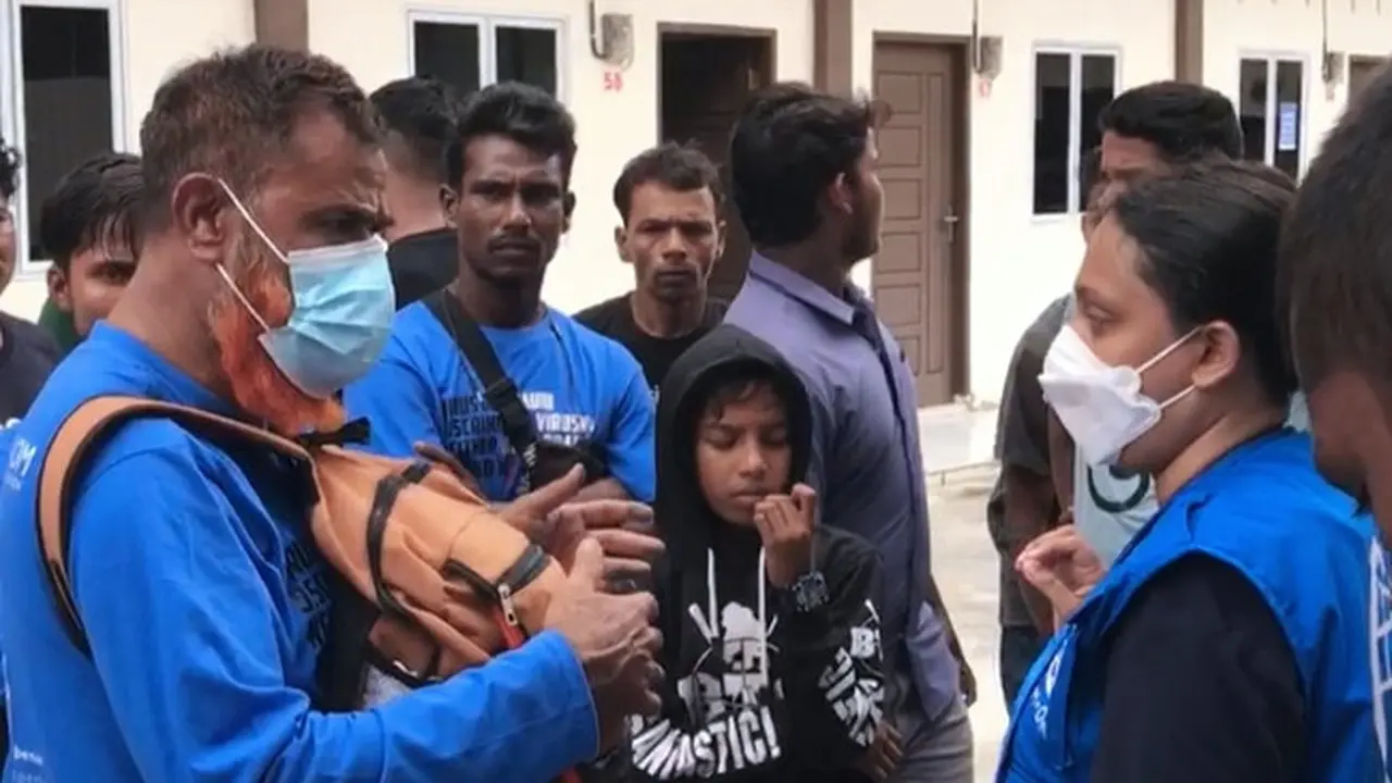 Pengungsi Rohingya saat tiba di penampungan di Pekanbaru.