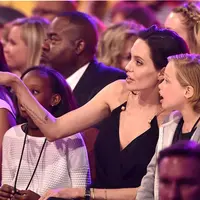 Usaha terus dilakukan Angelina Jolie sebagai ibu untuk membahagiakan anaknya. Terlihat bersama Shiloh, Jolie mengunjungi sebuah tempat perbelanjaan. Namun, saat itu bertepatan dengan ulang tahun Brad Pitt. (AFP/Bintang.com)