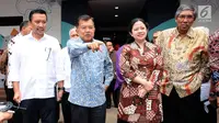 Wakil Presiden RI, Jusuf Kalla (kedua kiri) bersiap menyampaikan keterangan usai menghadiri rapat di gedung Inasgoc di Jakarta, Selasa (18/7). Rapat membahas persiapan pelaksanaan Asian Games 2018. (Liputan6.com/Helmi Fithriansyah)