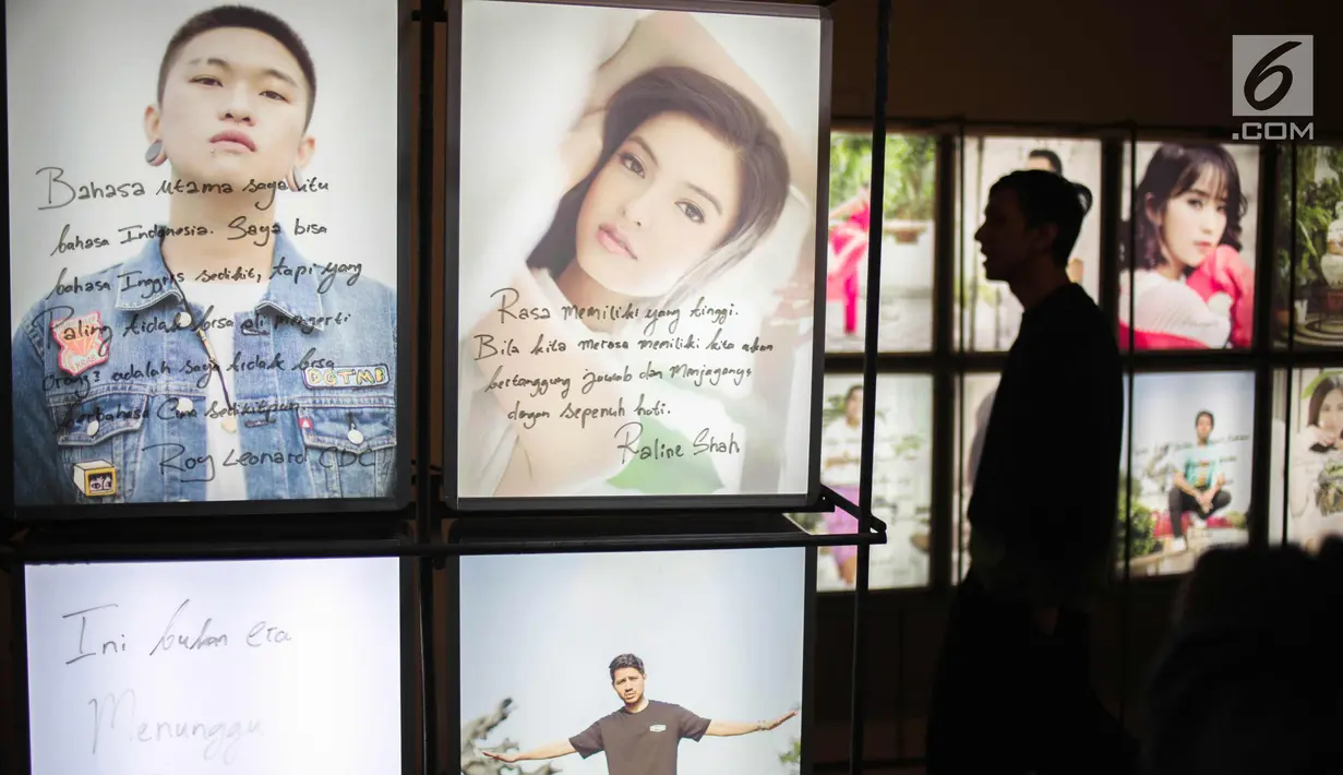 Seorang pengunjung melihat pameran fotografi oleh RIOP desain Instalasi oleh studio kita di Plaza Indonesia, Jakarta, Rabu (4/10). Pameran foto tersebut bertema "Yang Muda di Era Millenial". (Liputan6.com/Faizal Fanani)