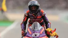 MotoGP Portugal 2024 menjadi milik pembalap Ducati, Jorge Martin dalam balapan yang digelar di Sirkuit Internasional Algarve, Portimao, Portugal, Minggu (24/3/2024) malam WIB. Pembalap asal Spanyol tersebut melewati bendera finis yang dikibaskan pelatih top yang terakhir membesut AS Roma, Jose Mourinho, di depan Enea Bastianini dan Pedro Acosta. Beberapa insiden sempat terjadi yang menyebabkan lebih dari tiga pembalap harus terjatuh, di antaranya Francesco Bagnaia dan Marc Marquez. (AFP/Patricia De Melo Moreira)