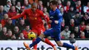 Bek Cardiff City Andrew Taylor mencoba memblokir umpan silang dari bek Liverpool Glen Johnson pada pertandingan sepak bola Liga Utama Inggris antara Liverpool dan Cardiff City di stadion Anfield. Sabtu 21 Desember 2013.(AFP/Paul Ellis)