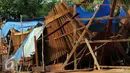 Pekerja menyelesaikan pembuatan perahu di Desa Balongan, Indramayu, Jawa Barat, Jumat (15/1/2016). Mereka membuat kapal jaring bermuatan 50 ton dengan menggunakan kayu Merbau dengan harga mencapai lima miliar rupiah. (Liputan6.com/Helmi Afandi)