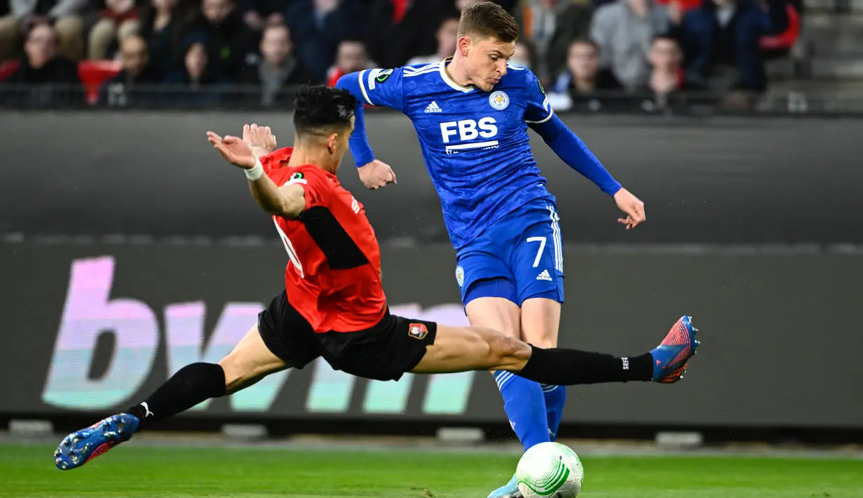 Gelandang Leicester City Harvey Barnes (kanan) berebut bola dengan bek Rennes Nayef Aguard pada leg kedua babak 16 besar Europa Conference League di Roazhon Park, Jumat (18/3/2022) dini hari WIB. Meski kalah dengan skor tipis 1-2, Leicester City tetap lolos ke perempat final. (DAMIEN MEYER/AFP)