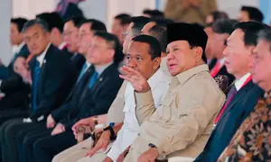 Presiden Prabowo Subianto dan Menteri ESDM Bahlil Lahadalia dalam pabrik petrokimia Lotte Chemical Indonesia (LCI) di Cilegon, Kamis (6/11). Foto: BPMI Setpres RI