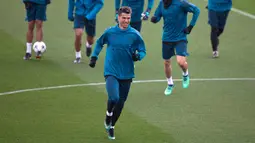 Penyerang Real Madrid, Cristiano Ronaldo melakukan pemanasan saat latihan di Madrid, Spanyol (10/4). Pada leg pertama Madrid menang 3-0 atas Juventus dan Ronaldo mencetak dua gol pada pertandingan tersebut. (AP Photo/Paul White)