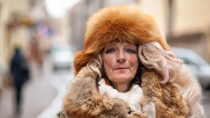 Tampil Nyentrik, Nenek Pengemis Ini Jadi Style Ikon Jalanan