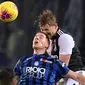 Bek Juventus, Matthijs de Ligt, duel udara dengan gelandang Atalanta, Mario Pasalic, pada laga Serie A Italia di Stadion Atleti Azzurri, Bergamo, Sabtu (23/11). Atalanta kalah 1-3 dari Juventus. (AFP/Miguel Medina)