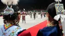 Para penari wanita asli Amerika menari saat mengikuti Grand Entry of the Denver March Powwow di Denver, Colorado (24/3). Acara ini juga menjadi ajang berkumpul dan bertemunya suku asli Amerika. (AFP/Jason Connolly)
