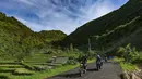 Warga melintasi kawasan pegunungan yang dijuluki "Swiss van Java" di sekitar Desa Wisata Sembungan, Wonosobo, Jawa Tengah, Senin (7/4/2025). (merdeka.com/Arie Basuki