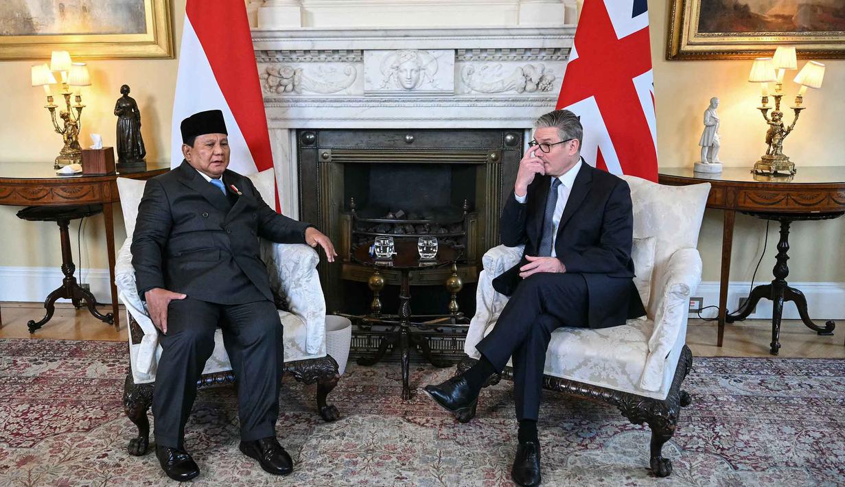 Saat ini, Indonesia tercatat sebagai mitra ekspor terbesar ke-54 bagi Inggris. Posisi yang dinilai masih memiliki ruang besar untuk ditingkatkan. Tampak dalam foto, Perdana Menteri Inggris Keir Starmer (kanan) berbicara dengan Presiden Indonesia Prabowo Subianto di awal pertemuan mereka di Downing Street di pusat kota London pada 20 Januari 2026. (JUSTIN TALLIS/POOL/AFP)