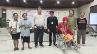 Kementerian Sosial memberikan bantuan kepada penyandang disabilitas di BBPPKS Jayapura, Papua. (Liputan6.com/Dicky Agung Prihanto)