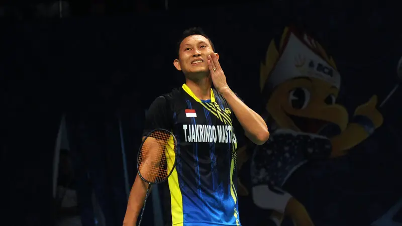 Tunggal putera Indonesia, Sony Dwi Kuncoro mengusap wajah saat laga melawan pemain  Hongkong Hu Yun di 16 besar BCA Indonesia Open, Jakarta, Kamis (6/2/2016). Sony kalah 12-21, 15-21,  16-21. (Liputan6.com/Helmi Fithriansyah