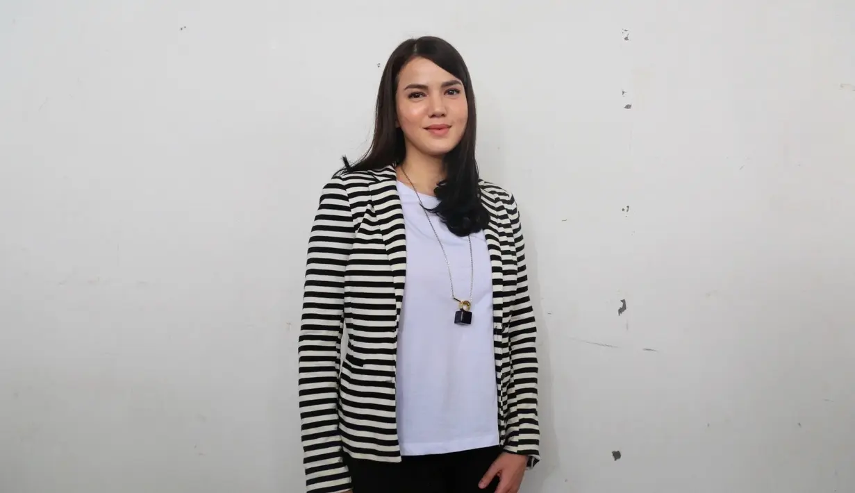 "Pasti (khawatir) banget. Kalau sudah kena, mau diobatin itu susah dan mahal biayanya. Habis ini mau ke dokter, mau vaksin. Aku gak mau telat vaksin," tutur Alice. (Adrian Putra/Bintang.com)