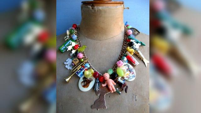Dengan sentuhan kreativitas, barang yang sudah dianggap sebagai sampah pun bisa kembali dipakai menjadi perhiasan.